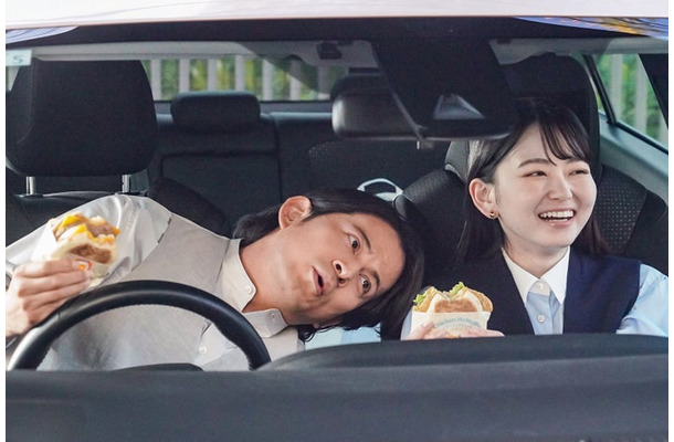 岡田准一、山田杏奈「朝マックタイム　外回り篇」メイキング（提供写真）