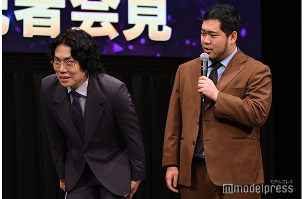 劇場で頭を下げる高比良くるま、松井ケムリ（C）モデルプレス