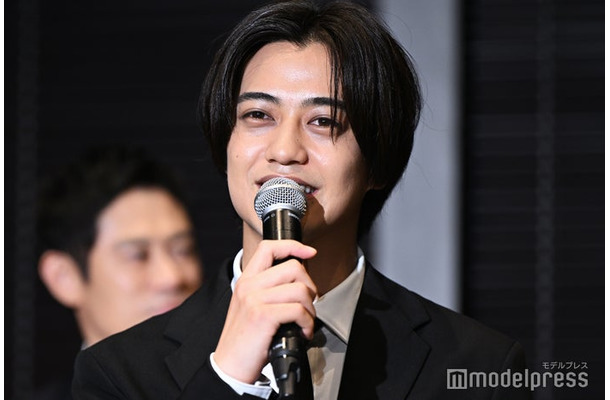豊田裕大と撮影現場で昆虫を探しに行っていた高橋海人（C）モデルプレス