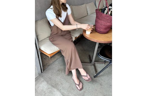 夏の王道キャミワンピ×Tシャツコーデ、40代はどう着こなす？【40代の毎日コーデ】
