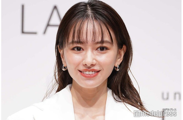 黒髪の山本舞香（C）モデルプレス