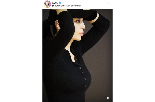 「凛々しい眼差し」浜崎あゆみ、美しい横顔のリハSHOTに反響「カッコよすぎる」