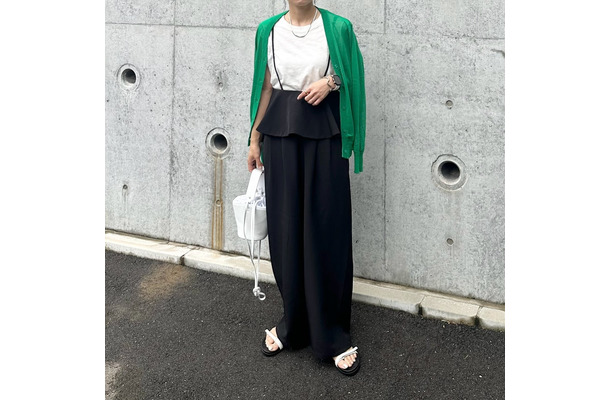 夏カーデこそ鮮やかカラーが映える。大人が選びたいのは、こんな色【40代の毎日コーデ】
