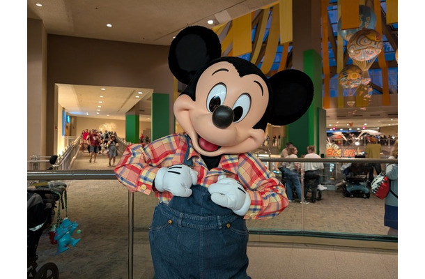 【海外ディズニー】農夫スタイルのミッキーがごあいさつ！エプコットの人気レストランを体験　フロリダ WDW