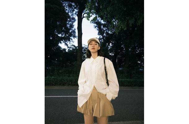 「足綺麗」のん、ほっそり美脚のミニ丈私服コーデに反響「スタイル抜群」「異次元のオシャレ」