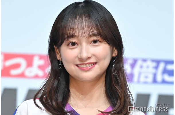 茶髪の影山優佳（C）モデルプレス