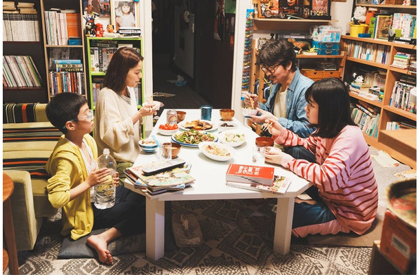 嶋田鉄太、中村アン、小澤征悦、渡邉心結「こんばんは、朝山家です。」第1話（C）ABCテレビ