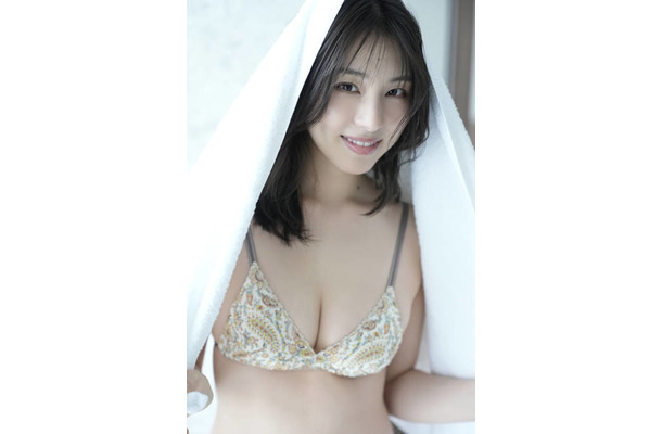 相楽伊織、美ボディ際立つ肌見せSHOT披露！“オトナのアメリカン”をテーマに色っぽい魅力が光る