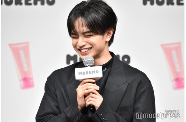 嘘がバレて照れ笑いする中島健人（C）モデルプレス