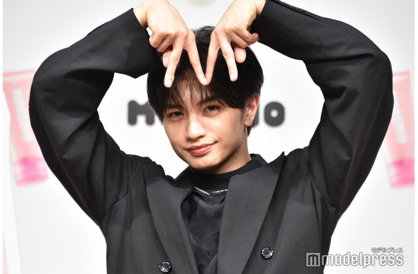チャーミングでアイコニックなポージングを披露した中島健人（C）モデルプレス