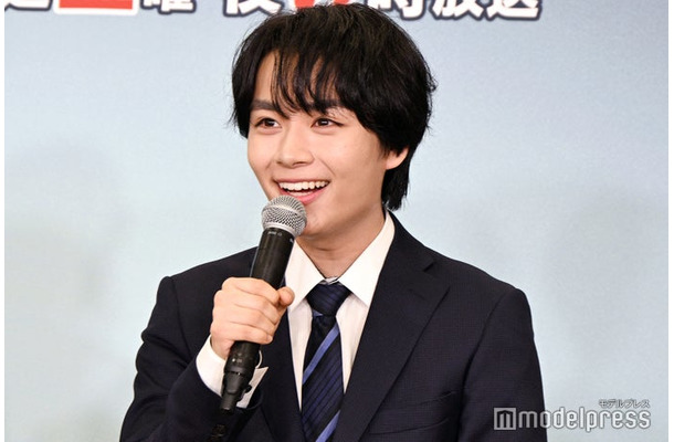 プライベートでも前髪を気にして写真を撮るアイドル・大西流星（C）モデルプレス