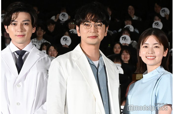 「19番目のカルテ」スペシャル舞台挨拶に出席した新田真剣佑、松本潤、小芝風花（C）モデルプレス