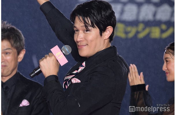 “推し変”を報告した鈴木亮平（C）モデルプレス