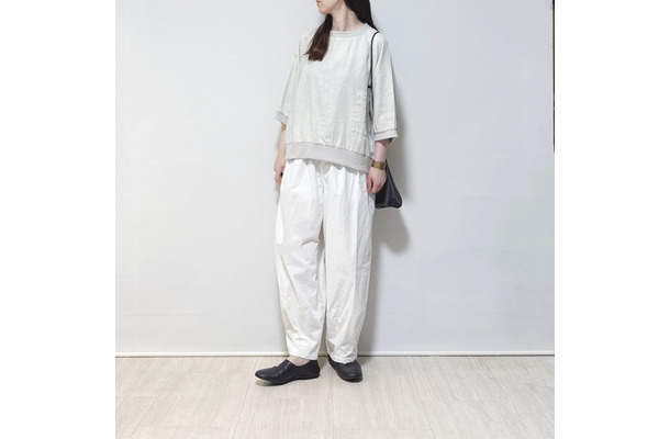 夏に心地いいナチュラルトーンのゆるリラックス服。大人に映えるコーデにするには？【40代の毎日コーデ】