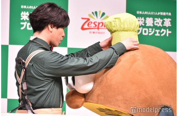 キウイブラザーズの帽子が落ちてしまい、すぐに駆けつける宮舘涼太（C）モデルプレス