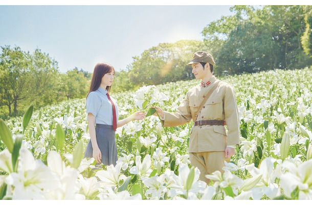 福原遥、水上恒司（C）2023「あの花が咲く丘で、君とまた出会えたら。」製作委員会