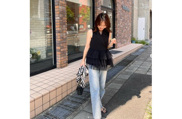 白×黒×デニムの黄金比。甘すぎない大人のフレンチシックな着こなし術