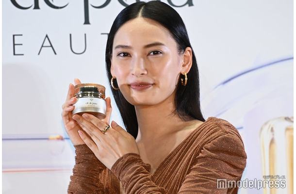 「クレ・ド・ポー ボーテ POPUPイベント」フォトコールに登壇した大政絢（C）モデルプレス