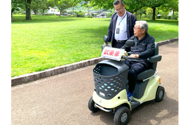 噂の「シニアカー」に初めて試乗！ 90歳父が見せた「想定外の反応」とは？  老いとともに超頑固になった父を、一発で動かした「娘のひと言」は【父の免許返納物語】
