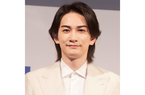 町田啓太、“ギタリスト”として登壇したイベントSHOTにファン悶絶「黒髪ロン毛似合いすぎ」「スタイル異次元」