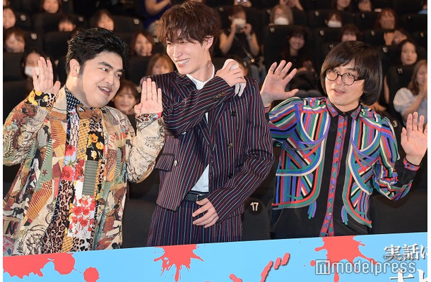 主題歌「SERIOUS」を踊る加藤諒と松原タニシ、嬉しそうな渡辺翔太（C）モデルプレス