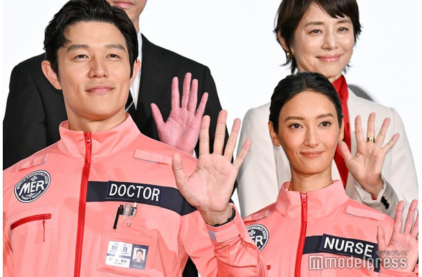 鈴木亮平、菜々緒（C）モデルプレス