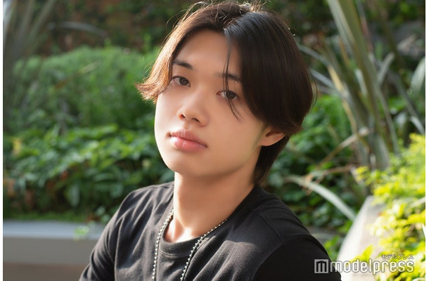 モデルプレスの取材に応じた柿崎大輝さん（C）モデルプレス