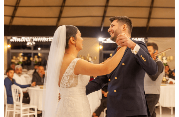 アメリカの結婚式で…「えっ、こんなに？」日本と”まったく違う雰囲気”に「体力やば！」「楽しそう」