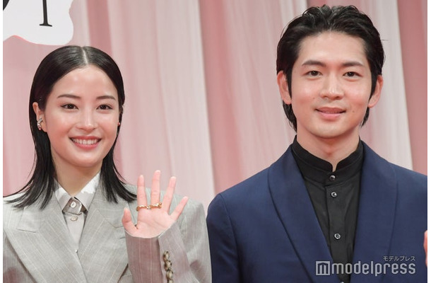 映画「遠い山なみの光」完成披露試写会に登場した広瀬すず、松下洸平（C）モデルプレス