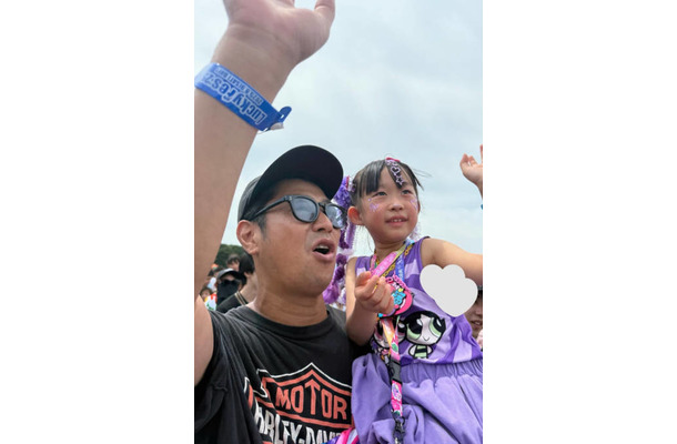 パンサー尾形、7歳娘のために“サプライズ合流”でフェス満喫！「愛溢れてる～」「ステキ」の声