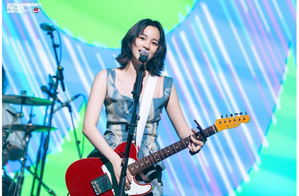 のん、ヘルシー肌見せ衣装のライブステージSHOTに反響「ギターを持つ腕の細いこと！」「カッコいい」