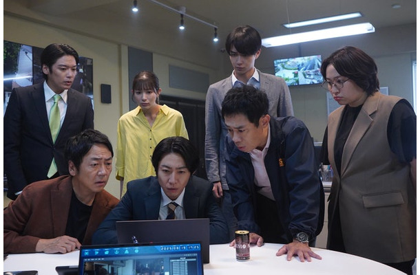 （左から時計回りに）高木雄也、足立梨花、野村康太、丸山礼、伊藤淳史、相葉雅紀、大森南朋「大追跡～警視庁SSBC強行犯係～」第7話（C）テレビ朝日・東映