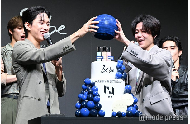 ペプチドを持ち上げる池崎理人、藤牧京介（C）モデルプレス