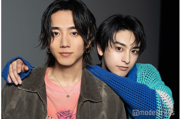 モデルプレスのインタビューに応じた駒木根葵汰、新原泰佑（C）モデルプレス