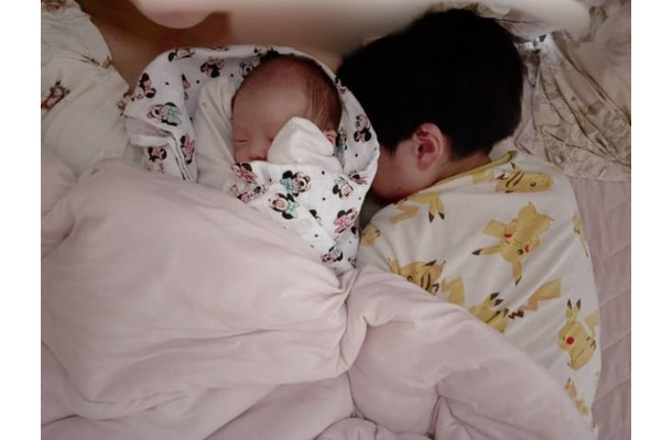 第5子出産の辻希美、次女に寄り添って眠る6歳三男SHOTを公開「朝の私達」「あったかい」