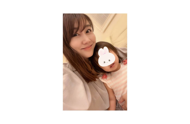 安めぐみ、“話す言葉が一気に増えた”1歳次女とパシャリ「パパ、ママ、ねぇね、じぃじに加えて…」