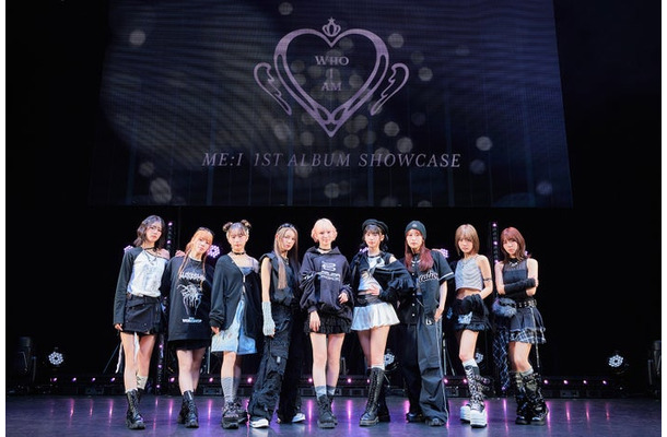 (左から)KOKONA、AYANE、KEIKO、MIU、SUZU、RINON、MOMONA、SHIZUKU、TSUZUMI「ME:I 1ST ALBUM『WHO I AM』リリース記念SHOWCASE」(C)LAPONE GIRLS