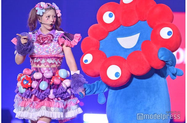 しなこ、ミャクミャク（C）モデルプレス