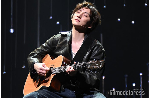 ギターを演奏する京本大我／「Once」公開ゲネプロより（C）モデルプレス