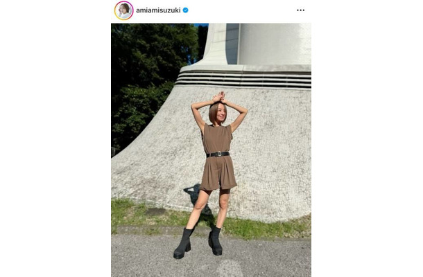 「スタイル良すぎ」鈴木亜美、すらり美脚の私服SHOTに絶賛の声「全然体型変わらないの凄い」