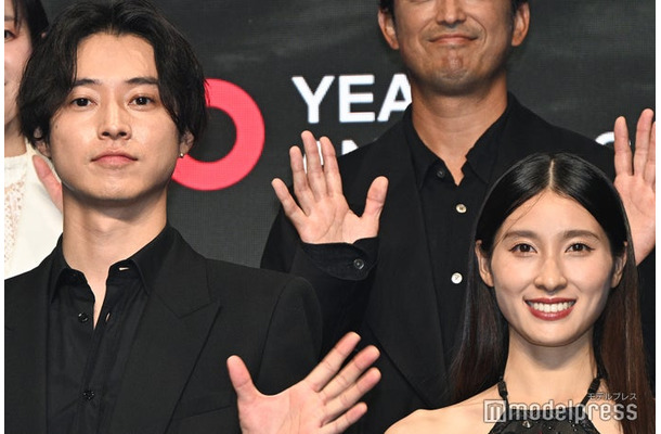 「今際の国のアリス」シーズン3グローバルファンイベントに登壇した山崎賢人、土屋太鳳(C)モデルプレス