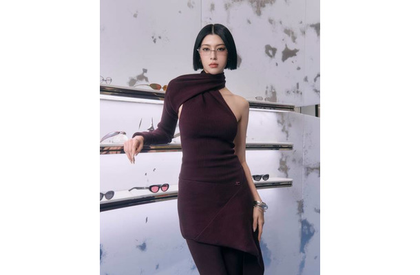 三吉彩花、個性派衣装で抜群のプロポーションを披露！GENTLE MONSTERの新作ポップアップに登場