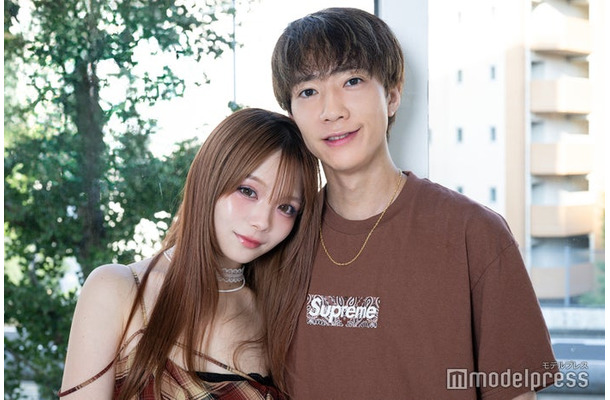 モデルプレスのインタビューに応じた桜井美悠、ぎし（C）モデルプレス