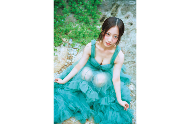 NMB48川上千尋、美谷間チラリのふんわり衣装SHOT披露！初の写真集で大人っぽくセクシーな魅力が全開