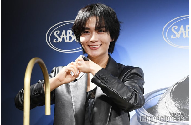 スクラブをくるくるしながら「撮影タイムですよ～」とシャッターチャンスをくれる大西流星（C）モデルプレス