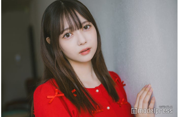 モデルプレスのインタビューに応じた菅井純愛さん（C）モデルプレス