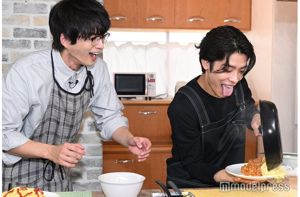 白洲迅＆松島聡、即興でオムライス作り（C）モデルプレス