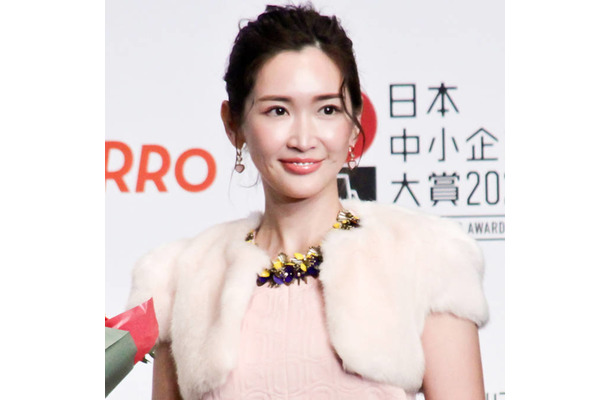 紗栄子「ゆらいだ時こそ」保湿力を評価!愛用のとろみ化粧水