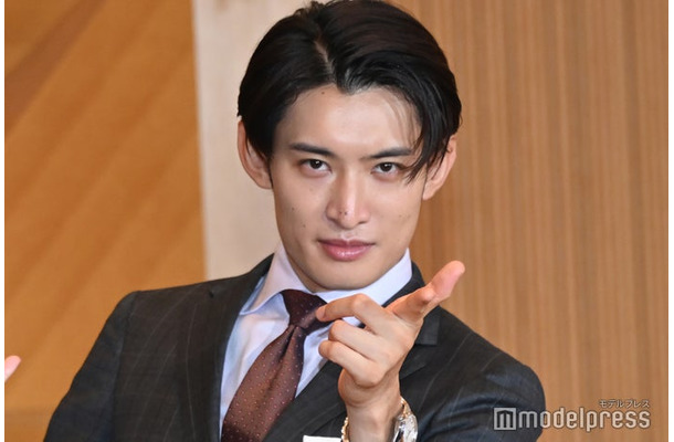 降壇ギリギリまで“ゴイゴイスー”を決めていた向井康二（C）モデルプレス