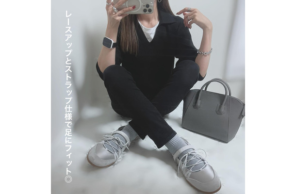 バレエシューズ×スニーカー⁉【GU】ハイブリッドデザインシューズが主役の足元抜け感モノトーン【40代の毎日コーデ】